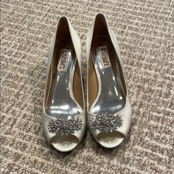 Badgley Mischka Women's White Peep Toe Kitten Heels - Picture 1 of 8